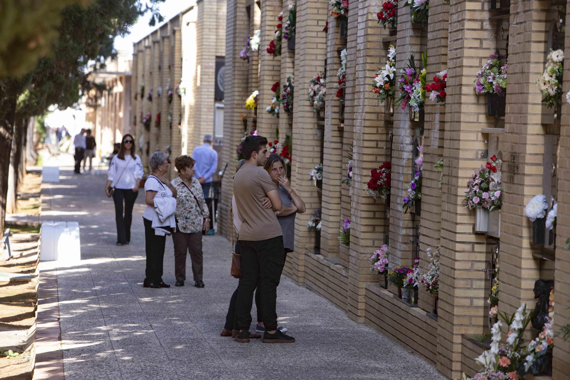 Día de Todos los Santos en el cementerio municipal de Alzira