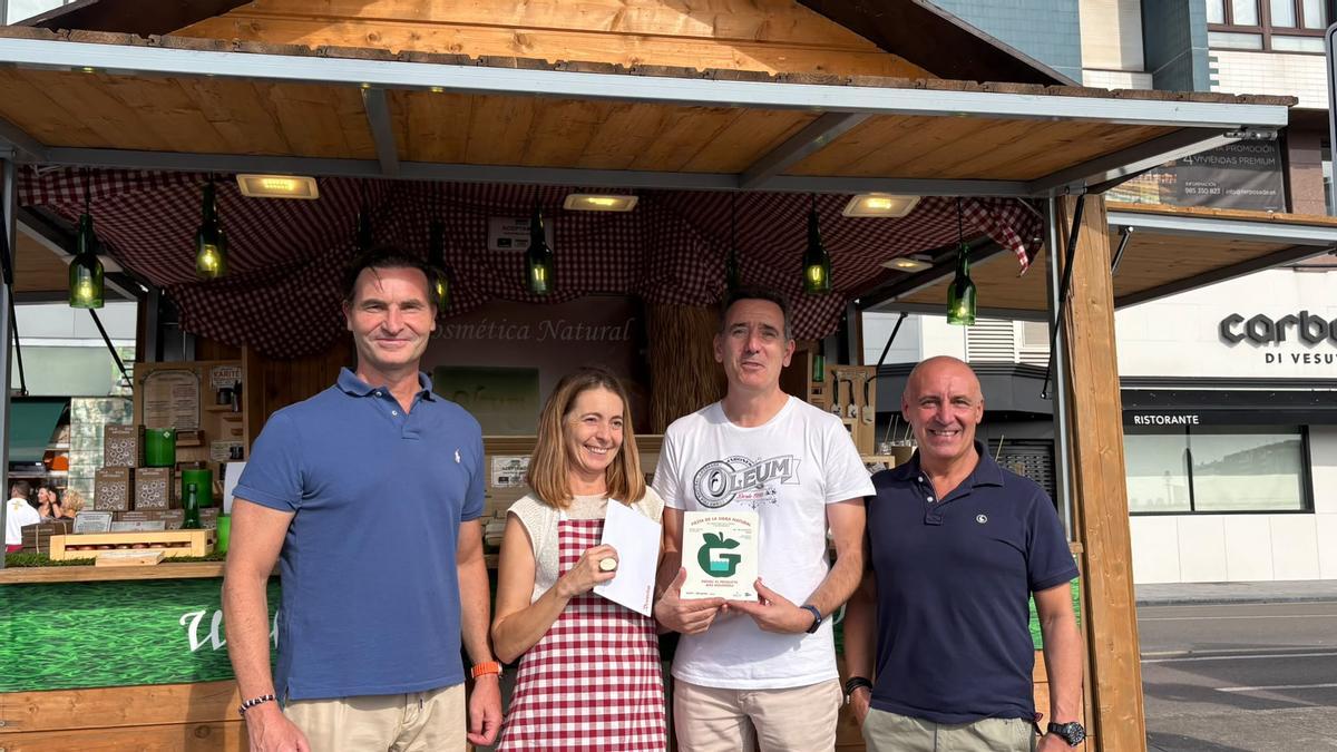 Puesto Oleum reciviendo el premio al "productu más novedosu"