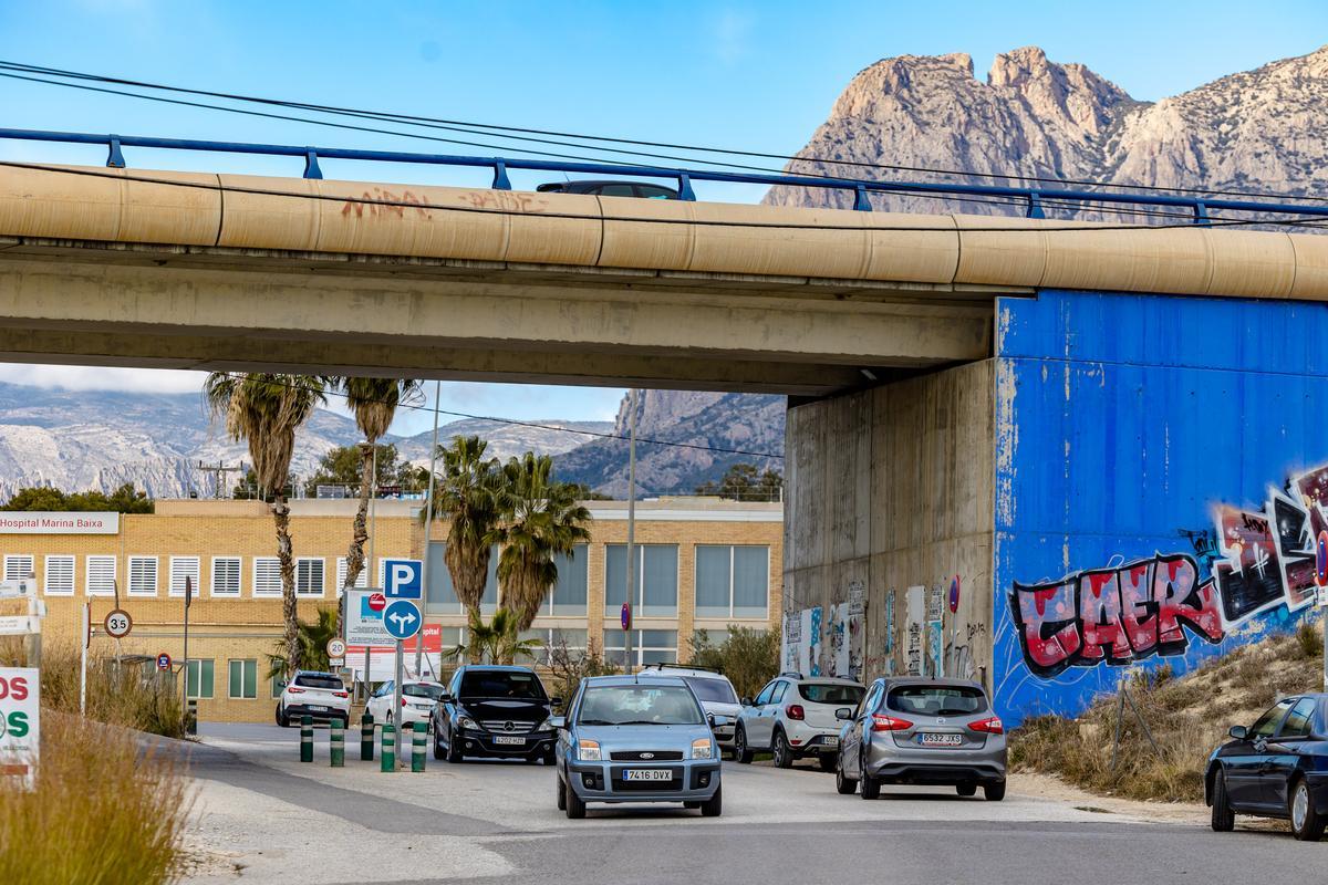 Trabajadores y usuarios tendrán que acceder hasta el hospital por una carretera sin aceras, sin arcén y con poca iluminación.