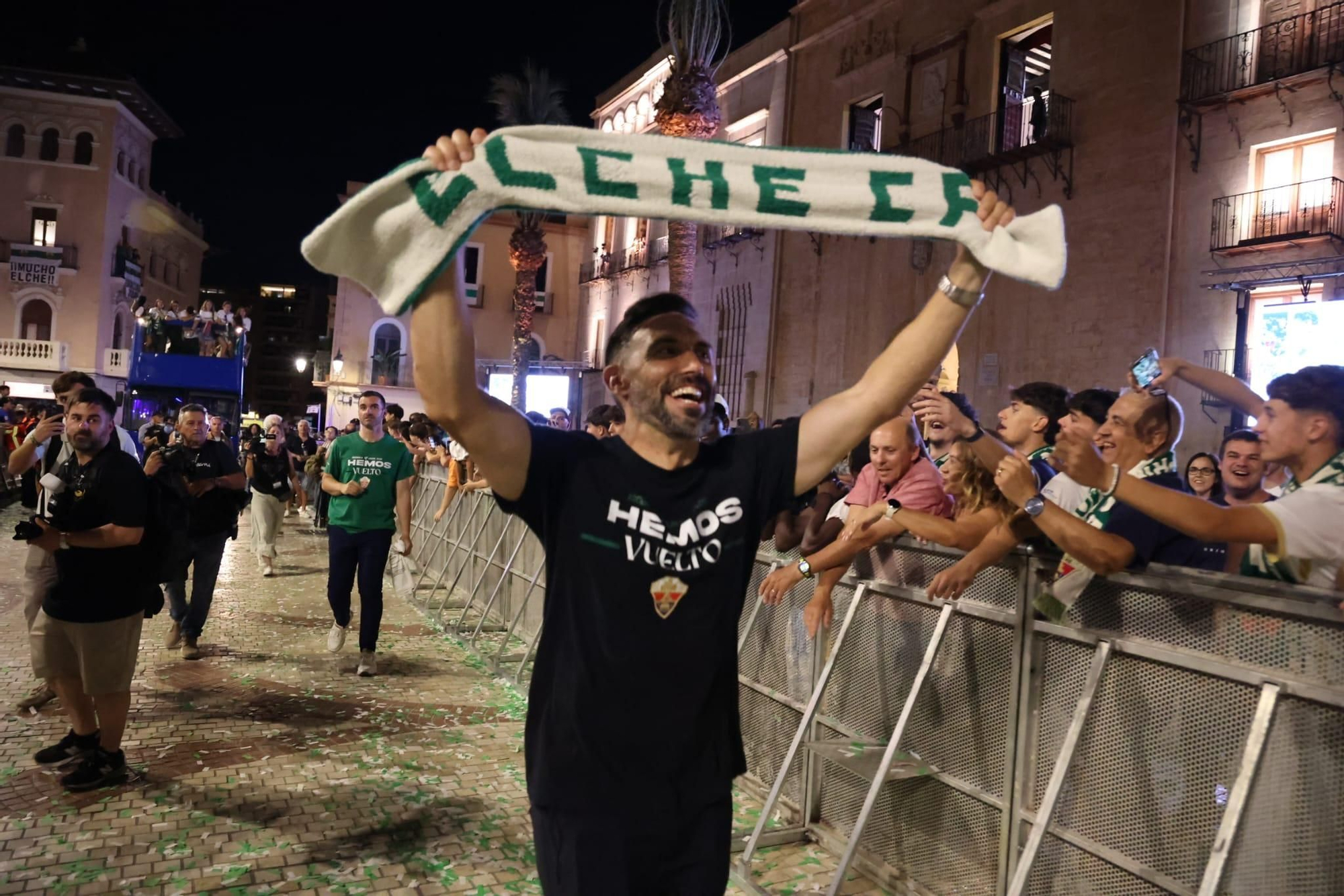 El Elche CF celebra el ascenso a Primera con una rúa en autobús hasta la Plaça de Baix