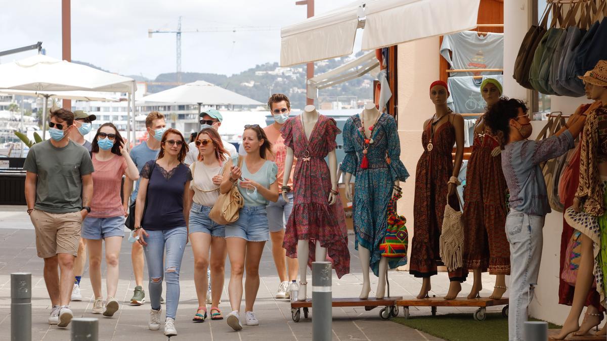 Turistas en la Marina de Ibiza el pasado mes de mayo.