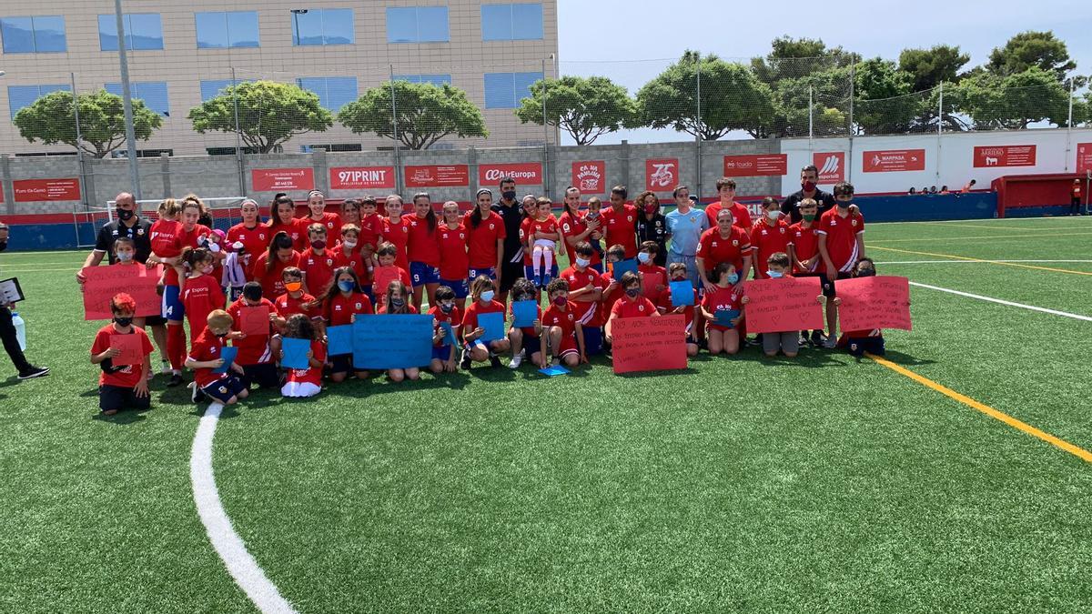 Última foto de la temporada de la plantilla del Collerense femenino junto a jóvenes de la cantera.