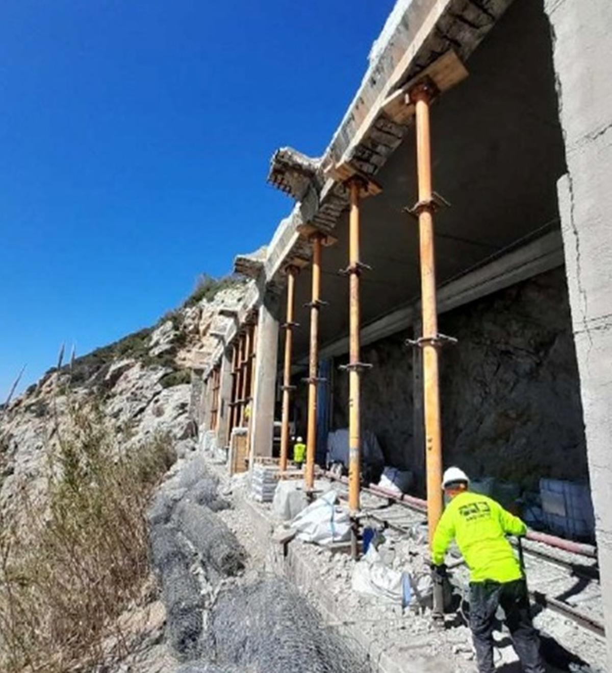 Operarios de Adif apuntalando uno de los viaductos que tratan en los túneles del Garraf