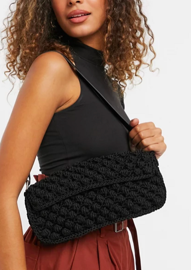 Bolso de hombro negro con solapa y diseño de pompones de estilo años 90 de ASOS DESIGN