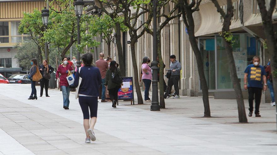 Pocos transeúntes en el centro de Ourense, ayer, primer domingo de confinamiento. // I. Osorio