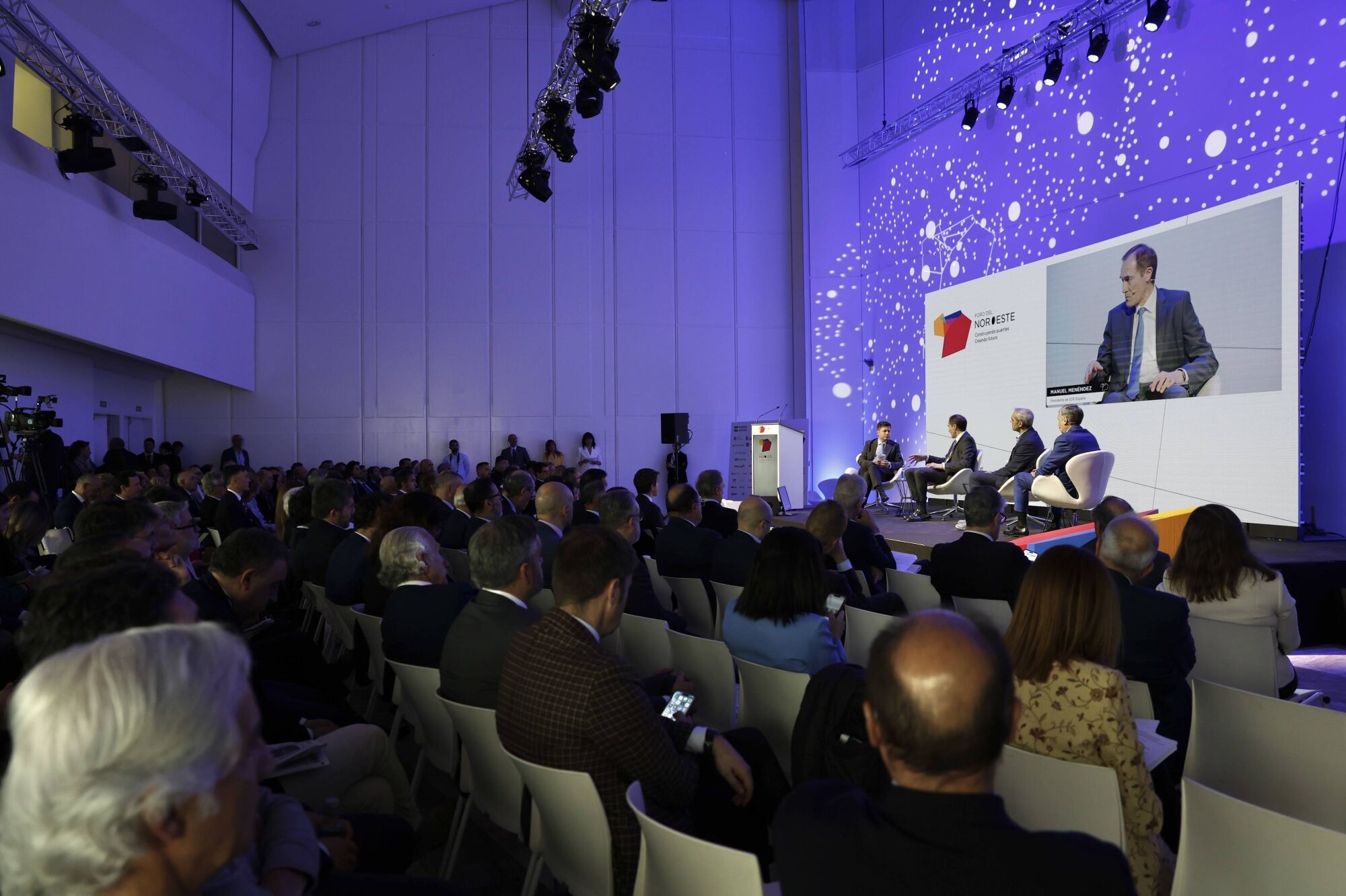 Eloy Méndez, redactor jefe de La Nueva España,  modera la mesa redonda "Innovación y conectividad para competir" con Antonio Agrassar, de Plexus Tech, Jacobo Cosmen, presidente de Alsa, y Manuel Menéndez, de EDP España.