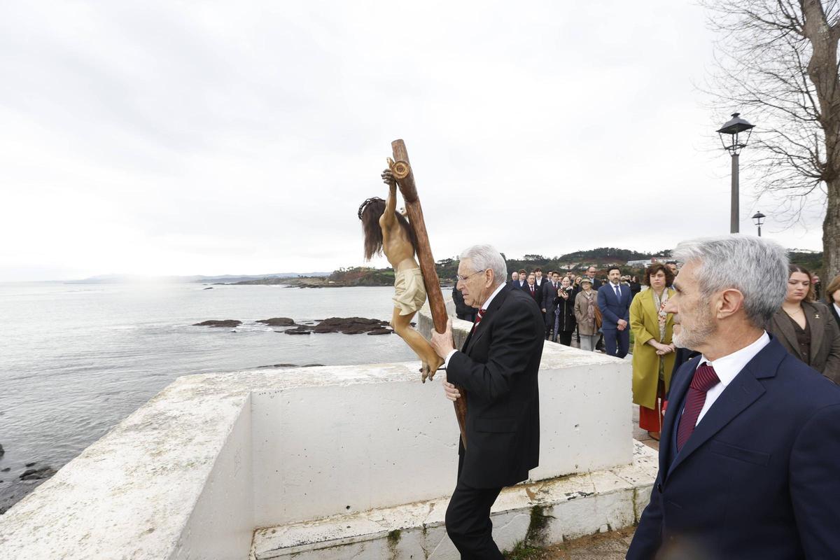 EN IMÁGENES: El cardenal Artime preside la fiesta del Socorro en Luanco, junto al Arzobispo y con la presencia de Adrián Barbón