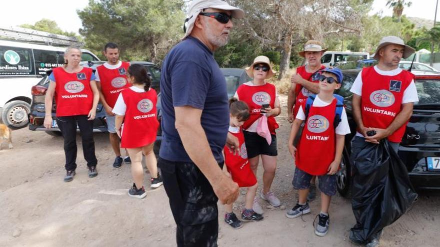 Los voluntarios, a punto de salir hacia los distintos caminos que hay en la recogida.