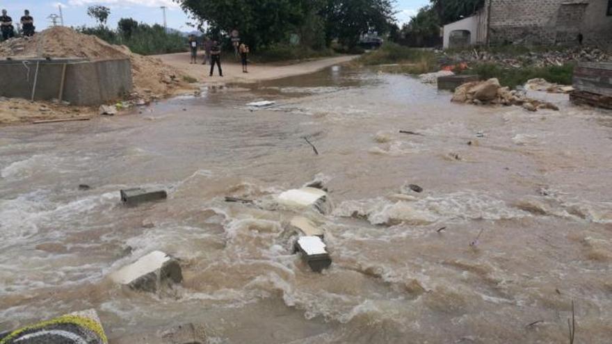 Una rotura en los tubos del trasvase anega huertos, corta una carretera y obliga a desalojar varias viviendas