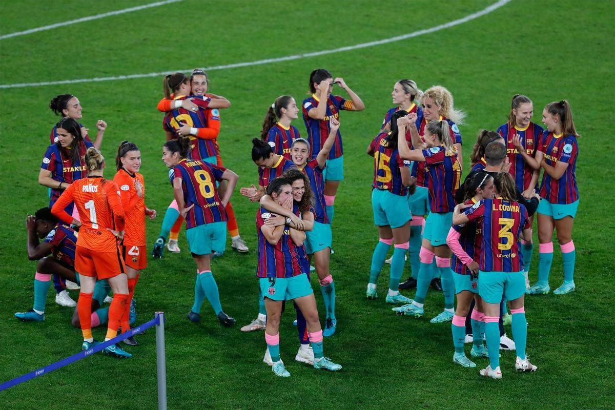 Abrazos y risas tras el pitido final