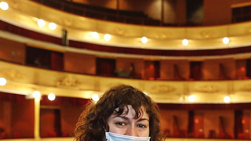La nova directora del Teatre Municipal, Elena Carmona. | ANIOL RESCLOSA