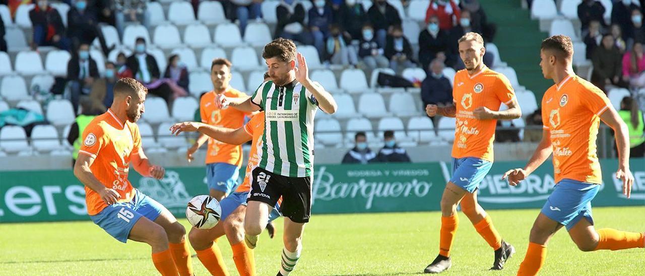 Javi Flores pugna por un balón en el encuentro ante el Panadería Pulido en El Arcángel.