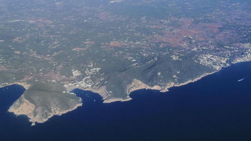 Vista aérea de parte de la costa de la isla de Eivissa. | C.N.