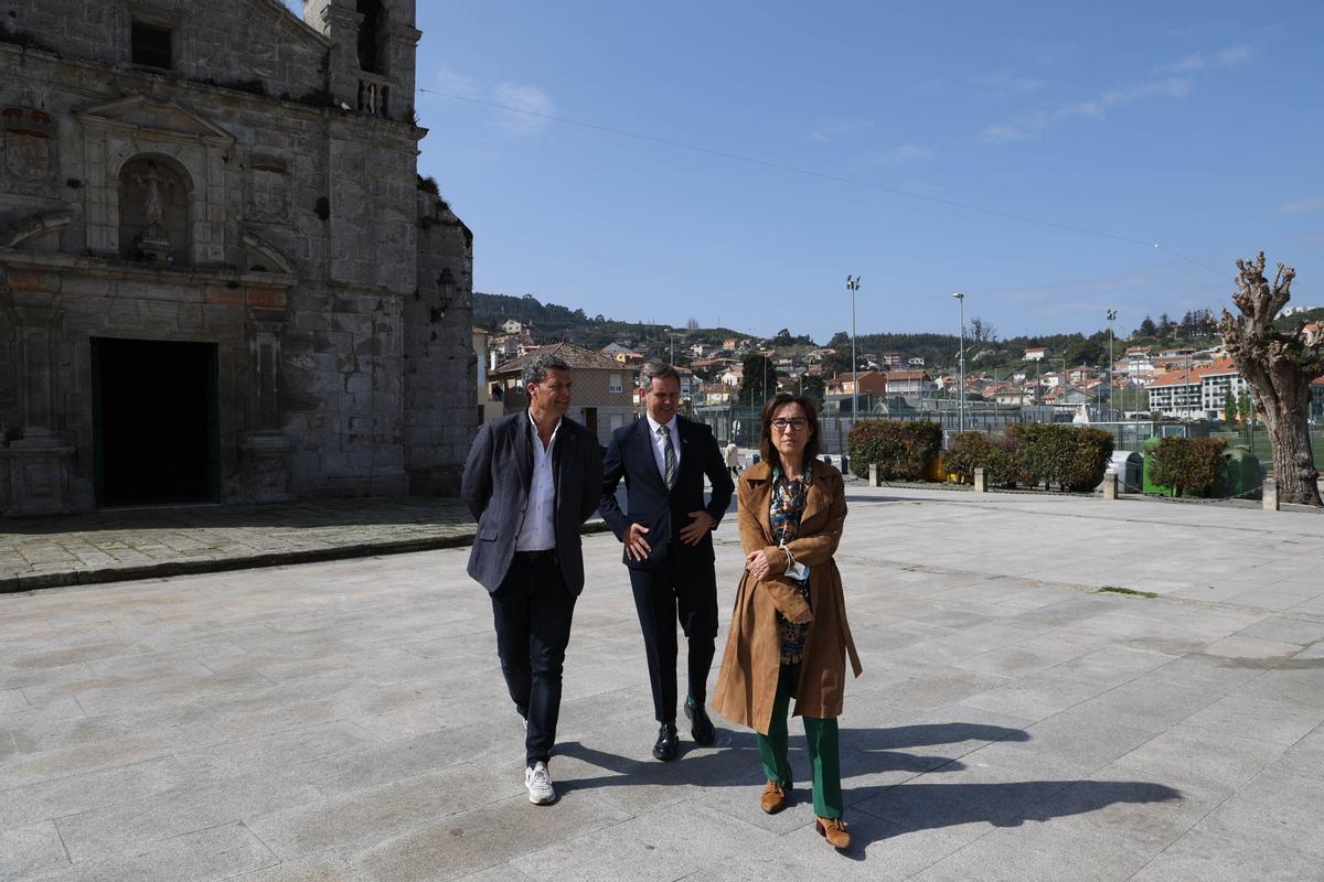 El alcalde, el delegado y la subdelegada, ayer, con el espacio que volverá a ser arbolado detrás.