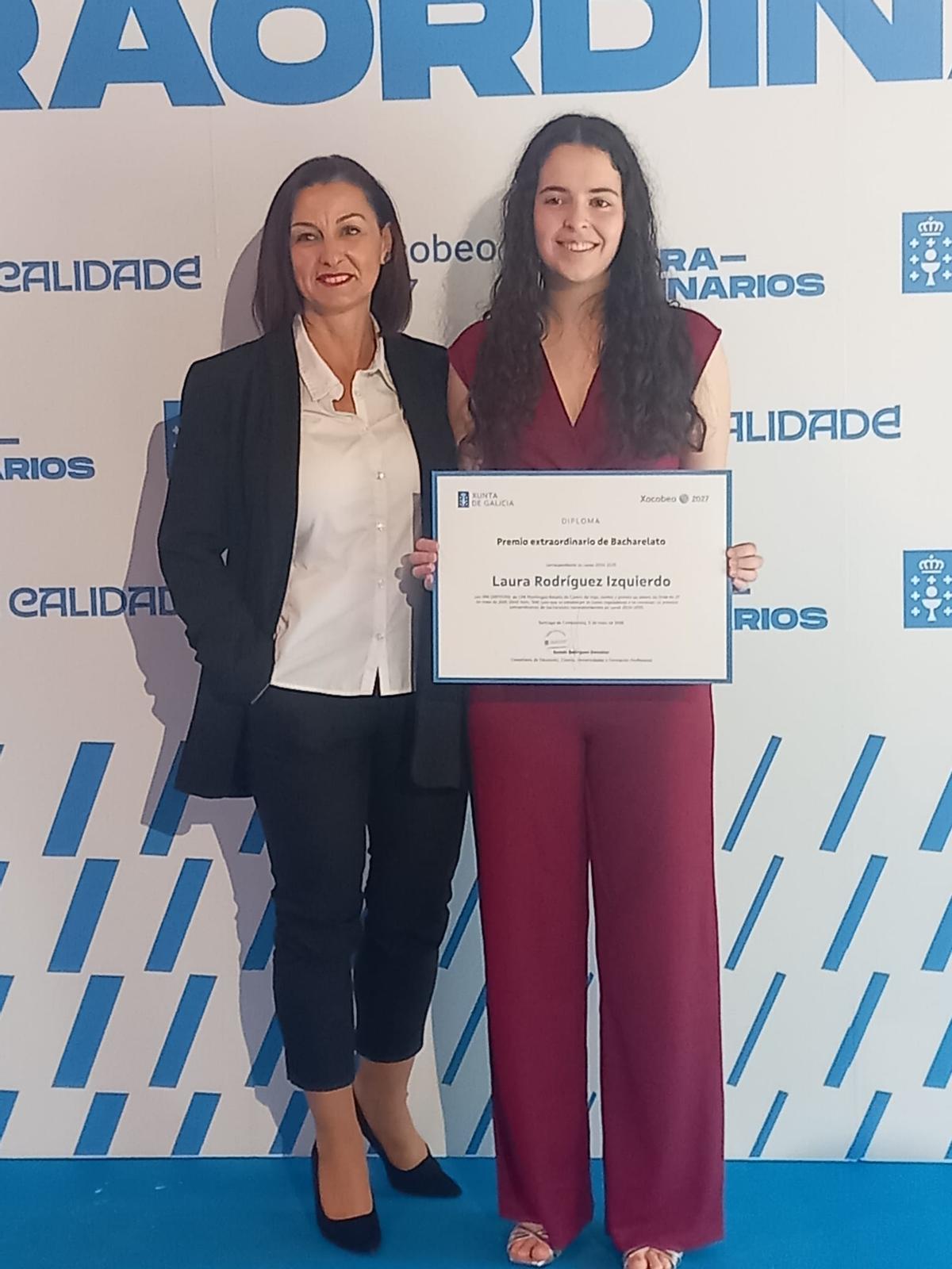 Laura Rodríguez, junto a la directora del CPR Rosalía de Castro, Estela Ferro.