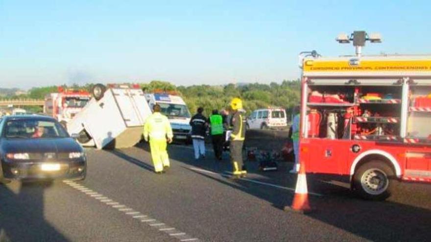 Los Bomberos de Carballo acudieron al lugar del accidente, en el km.21 de la AG-55. /