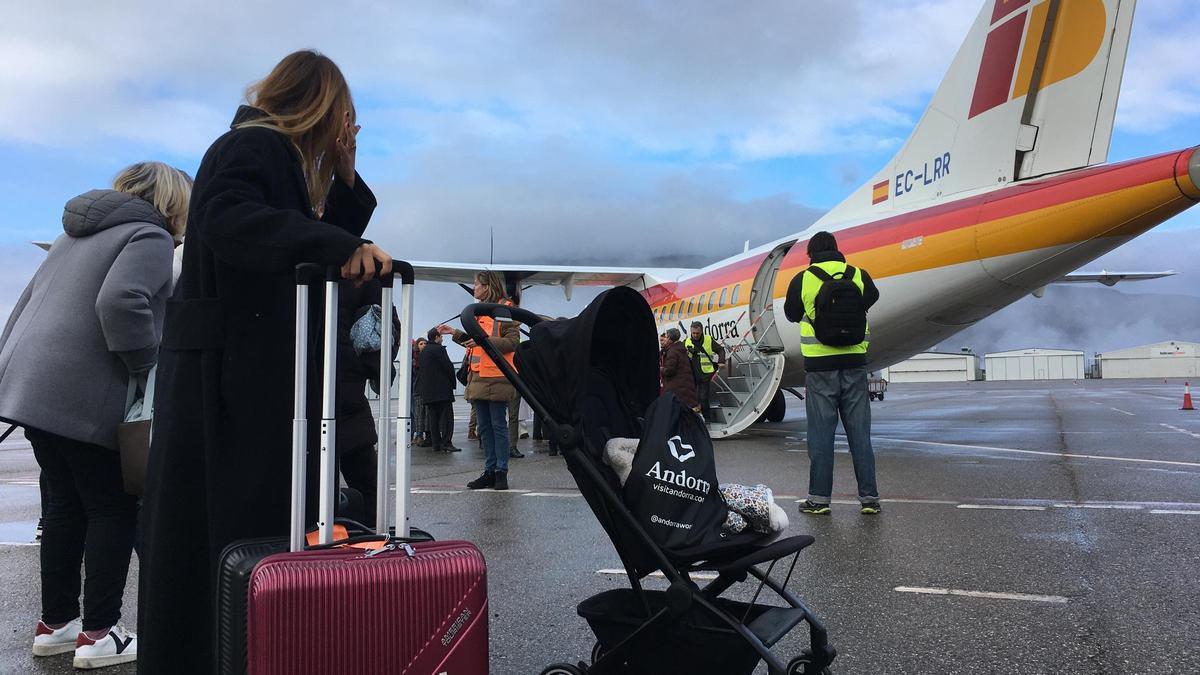 Viatgers arriben a l'aeroport de la Seu el passat mes de gener