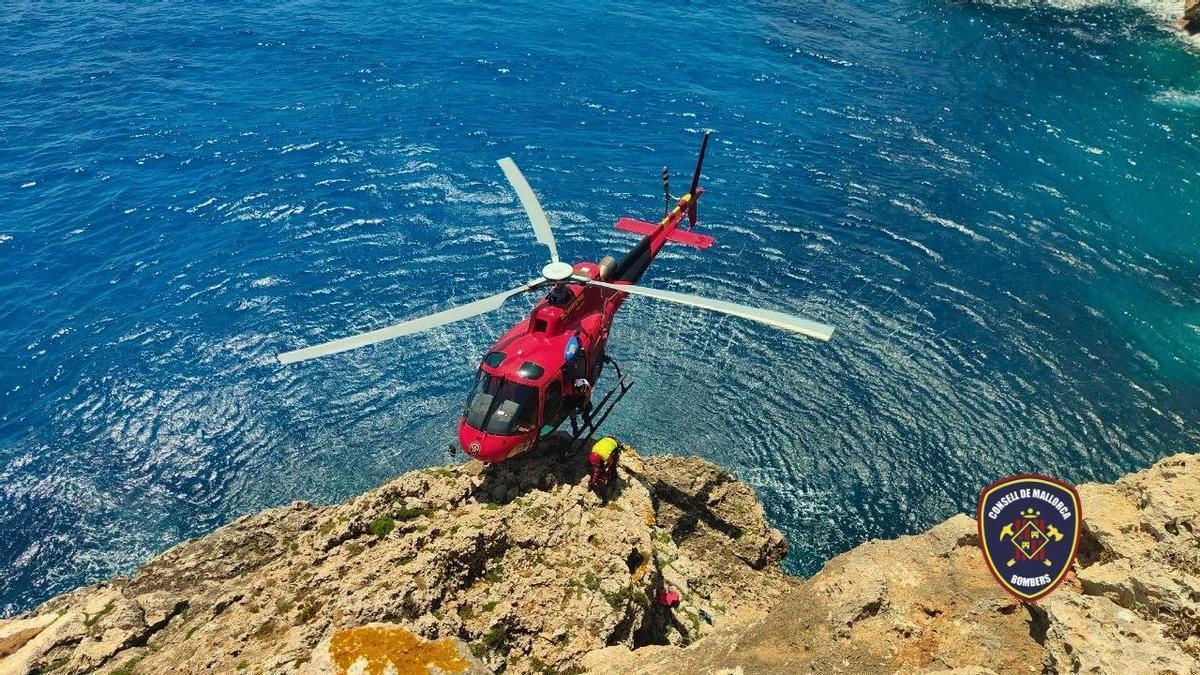 El helicóptero Milana de Bombers de Mallorca durante el rescate de un excursionista junto al faro de Portocolom
