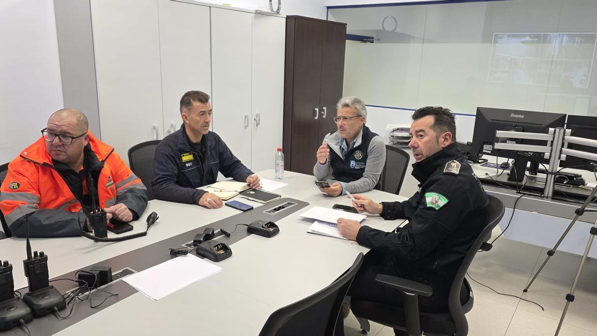El concejal de Seguridad de Marbella en reunión por alertas de lluvias.