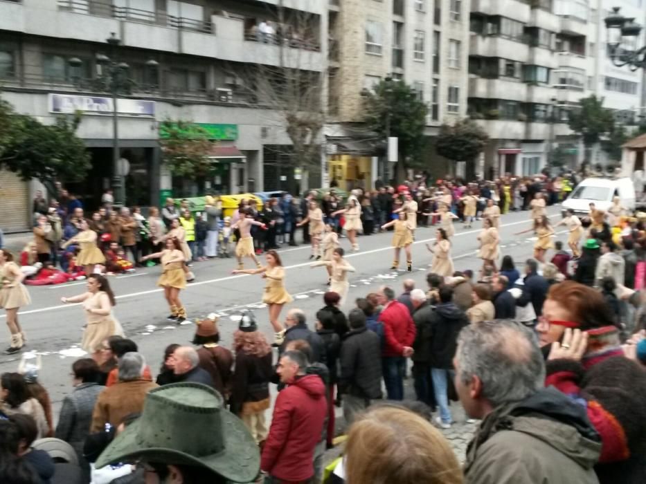 Las comparsas amenizan el desfile del Entroido vigués