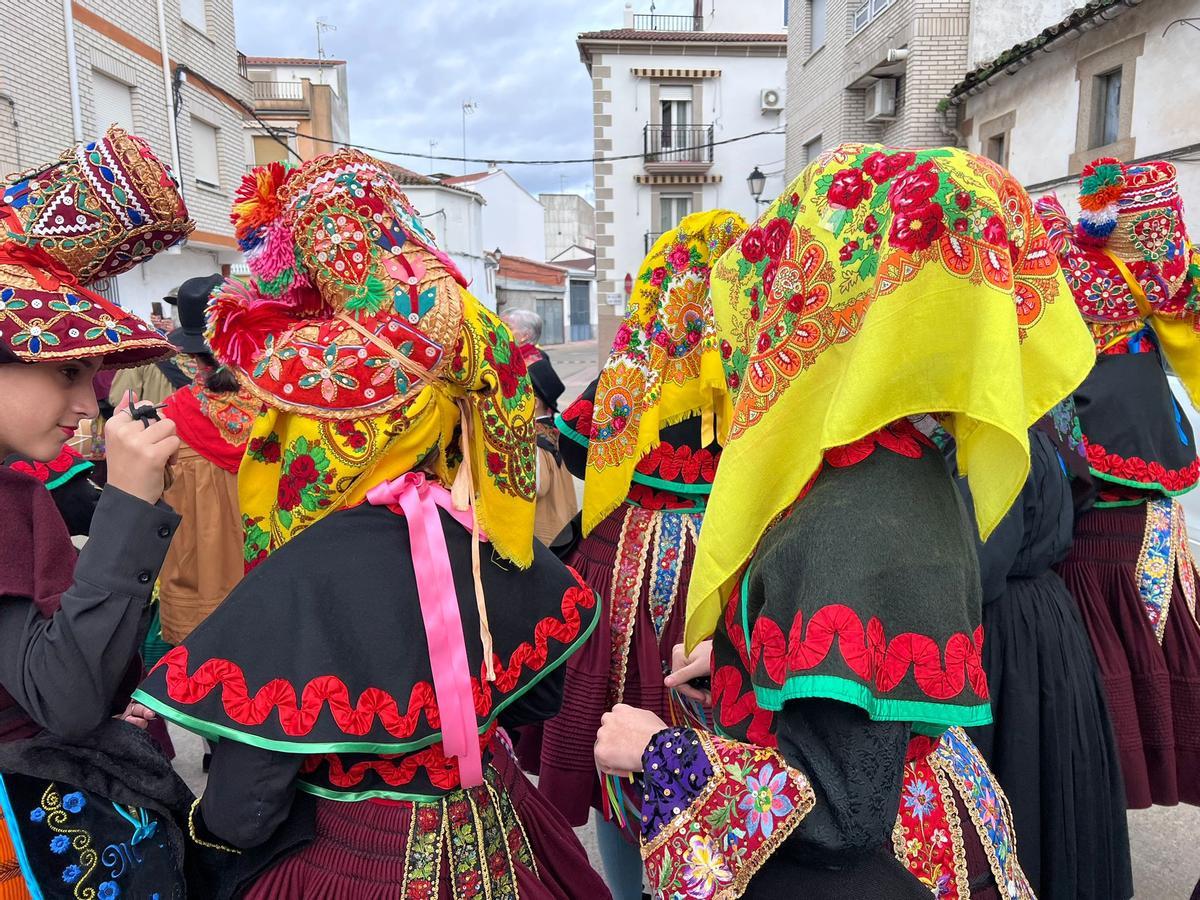Mujeres ataviadas con el traje típico en el pasacalles
