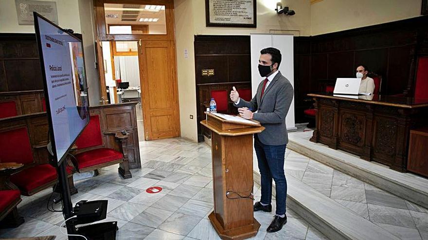 El alcalde y el edil de Hacienda, en la audiencia pública. | DANIEL TORTAJADA