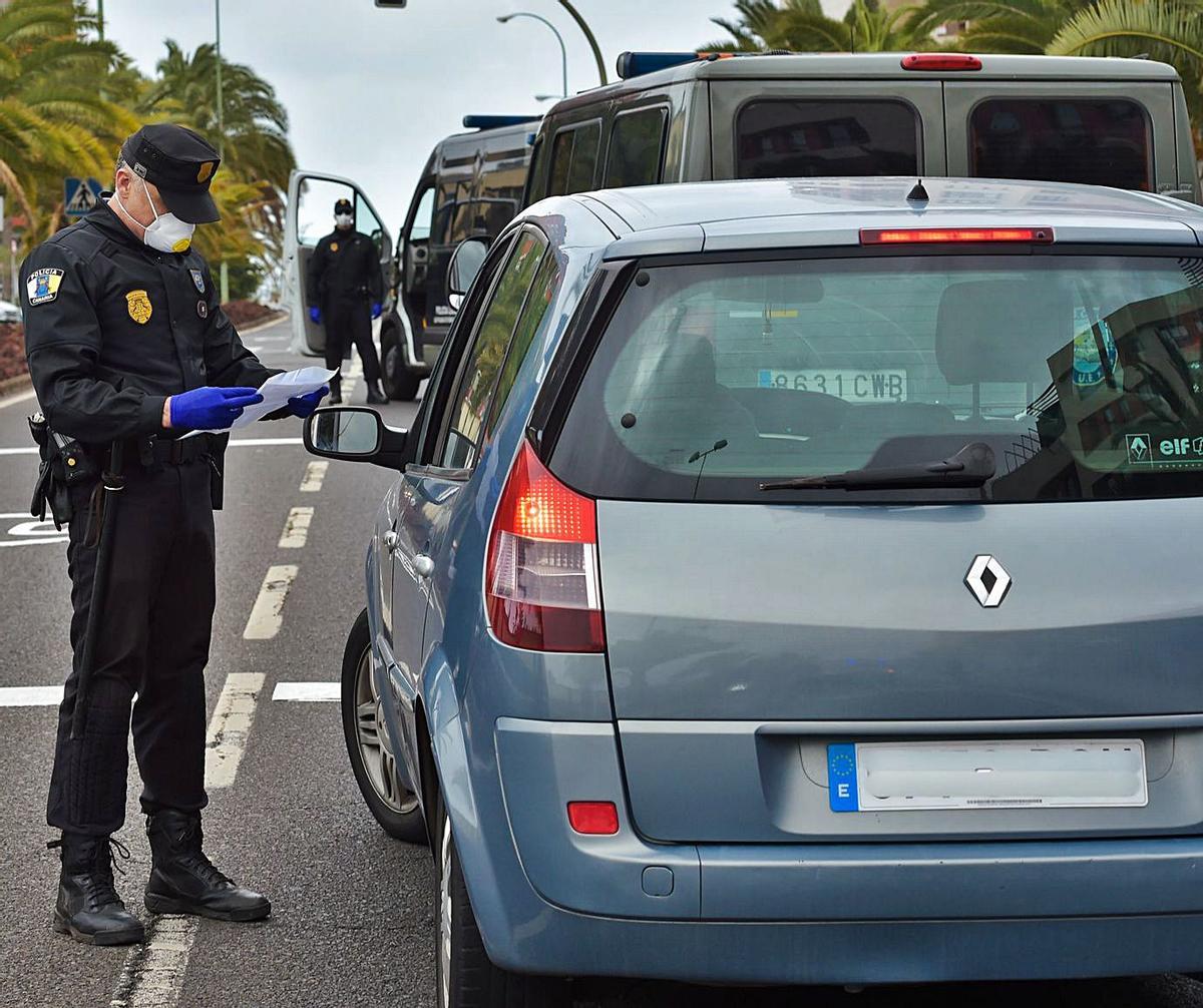 Control policial durante el confinamiento en una imagen del 24 de marzo de 2020 . | | ANDRÉS CRUZ