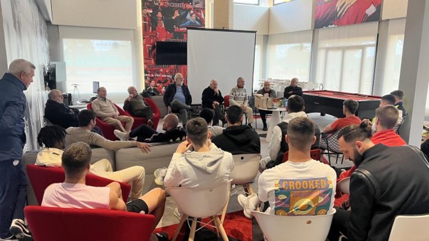 Los Alfonsinos visitan a los jugadores del Real Mallorca