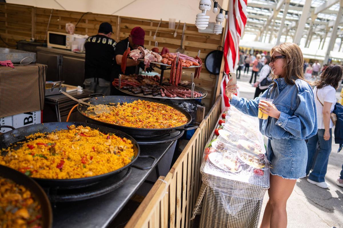 Ambiente en la Feria de Abril de Barcelona, en el recinto del Fòrum, durante la jornada del Primero de Mayo. El evento encara este viernes su último fin de semana de actividad antes de la clausura. Ambiente en la Feria de Abril de Barcelona, en el recinto del Fòrum, durante la jornada del Primero de Mayo. El evento encara este viernes su último fin de semana de actividad antes de la clausura.