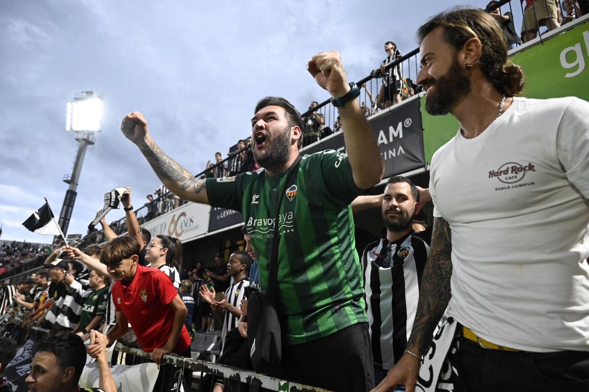 Galería | Castalia celebra el triunfo del Castellón en un partido que siempre será recordado Galería | Castalia celebra el triunfo del Castellón en un partido que siempre será recordado