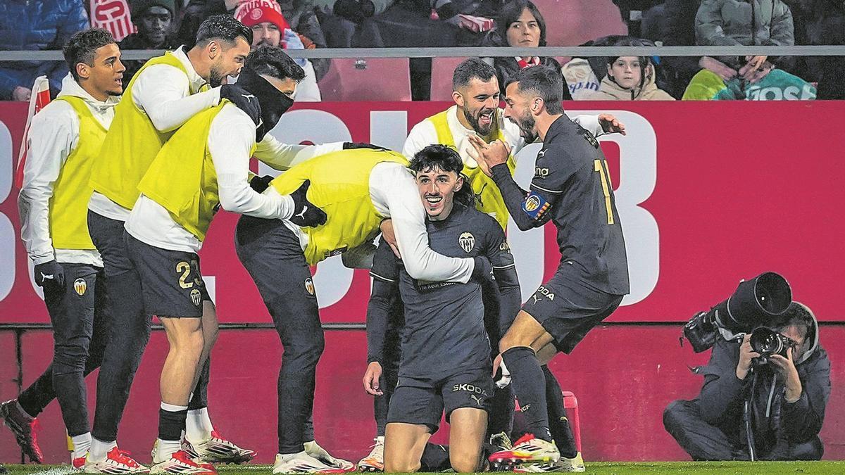 Diego López celebra el gol del Valencia CF en Montilivi, en el partido disputado el pasado sábado.