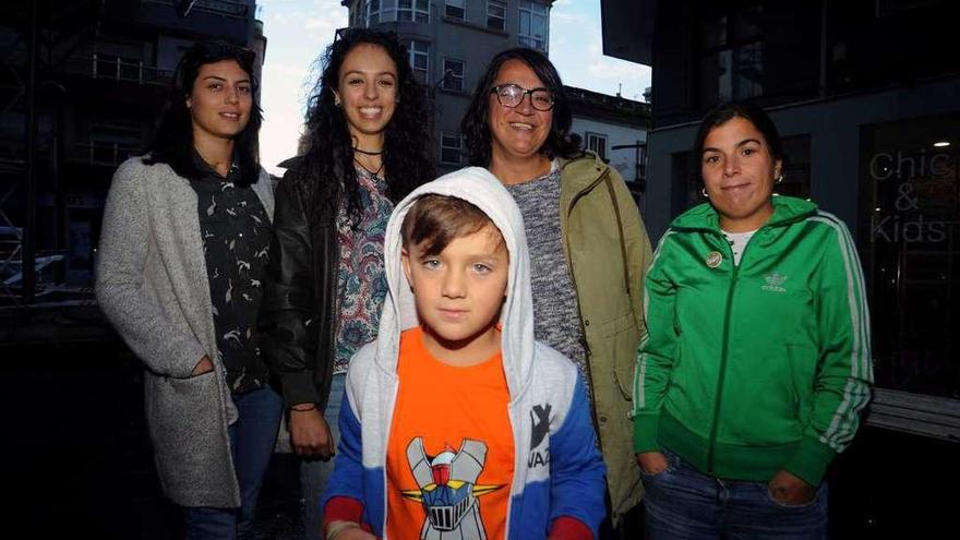 Paz Romagnoli, Daisy Alcalde, Rosa Villaronga y su hijo Sian y Maria José Peñeirño. // Iñaki Abella