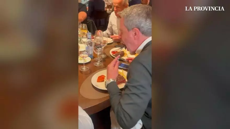 Paco Santana celebra su cumpleaños rodeado de un centenar de amigos en El Churrasco