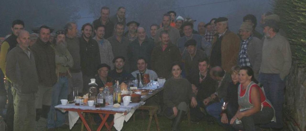 Los participantes en la cacería de época, en Sinariega (Parres), el pasado fin de semana, tras el copioso desayuno previo a la salida.