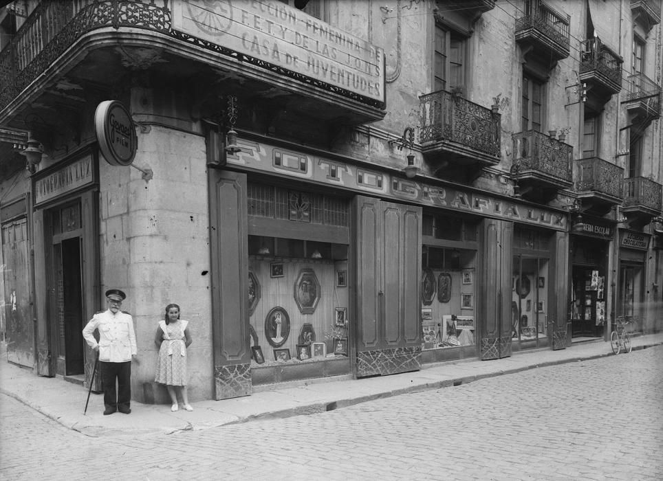 L'aparador d'una galeria fotogràfica com Foto Lux era un reclam per atraure futurs clients, aquells que trobaven en la varietat de retrats exposats una mostra del treball del fotògraf, principalment d'allò que el diferenciava dels altres professionals que treballaven a la ciutat. Els aparadors deixen també testimoni de l'evolució de la tècnica i dels gustos dels clients que canviaven al llarg del temps i als quals els fotògrafs s'adaptaven ràpidament.