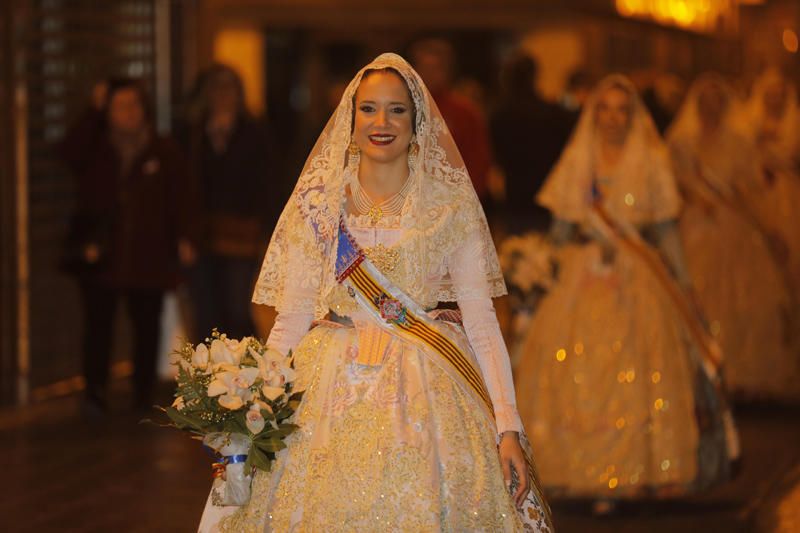 Marina Civera y su corte de honor en la Ofrenda de las Fallas 2019.