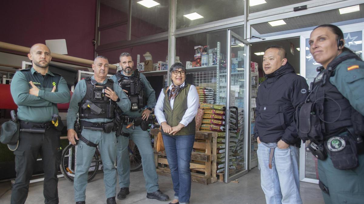Agentes de la Guardia Civil junto a una vecina rescatada.