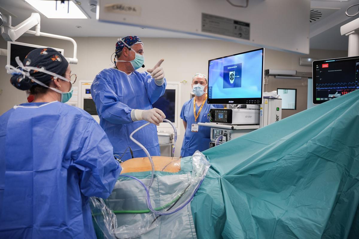 Cirugía bariátrica en el marco de unas jornadas internacionales organizadas conjuntamente por los hospitales Virgen del Rocío y Virgen Macarena.