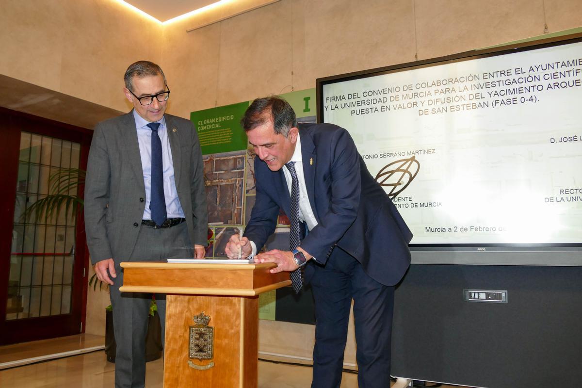 José Antonio Serrano y el rector de la UMU José Luján firman el convenio para continuar las excavaciones arqueológicas.