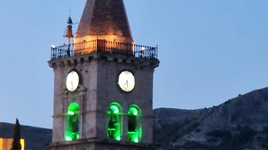 Villena ilumina el campanario de Santa María en el Día Mundial del Alzheimer