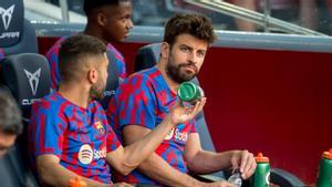 Alba y Piqué, en el banquillo del Camp Nou durante el Barça-Valladolid.