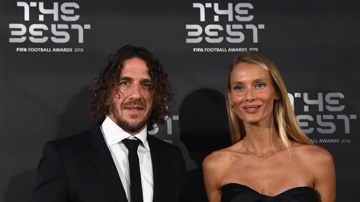 Puyol y Vanesa Lorenzo, su mujer, en la gala de 'The Best' en Milán.