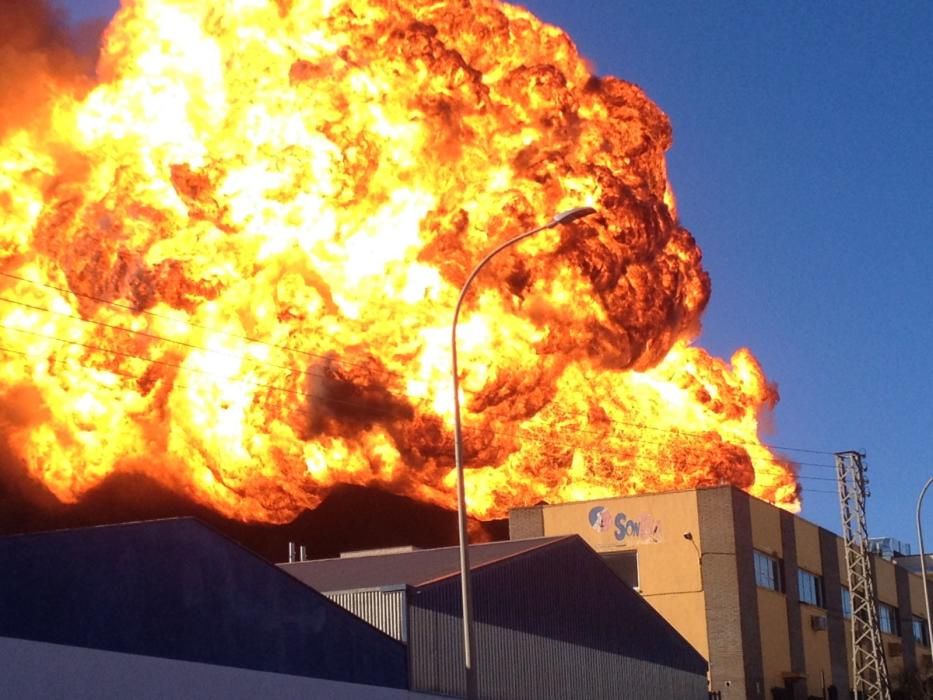 Espectacular incendi en una química de Paterna