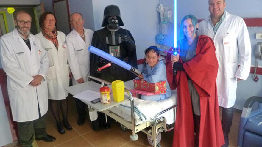 Darth Vader visita a los niños ingresados en el Hospital de San Juan