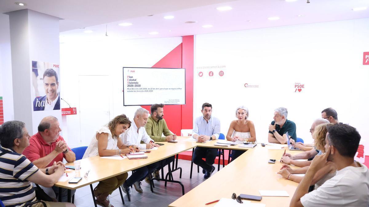 Reunión sobre el Plan Estatal de Vivienda mantenida por la secretaria autonómica del área del PSOE de Castilla y León, Ana Casado, con responsables del PSOE de Zamora.