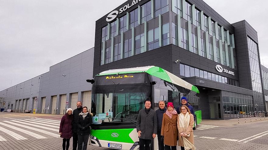 El presidente de la EMT, Francesc Dalmau, y el director de la empresa Mateu Marcús, han visitado la fábrica de Póznan en la que se construye el prototipo.