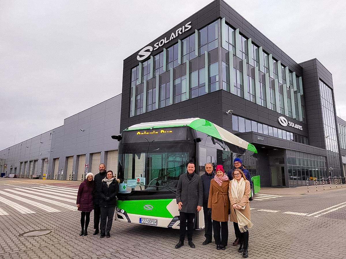 El presidente de la EMT, Francesc Dalmau, y el director de la empresa Mateu Marcús, han visitado la fábrica de Póznan en la que se construye el prototipo.