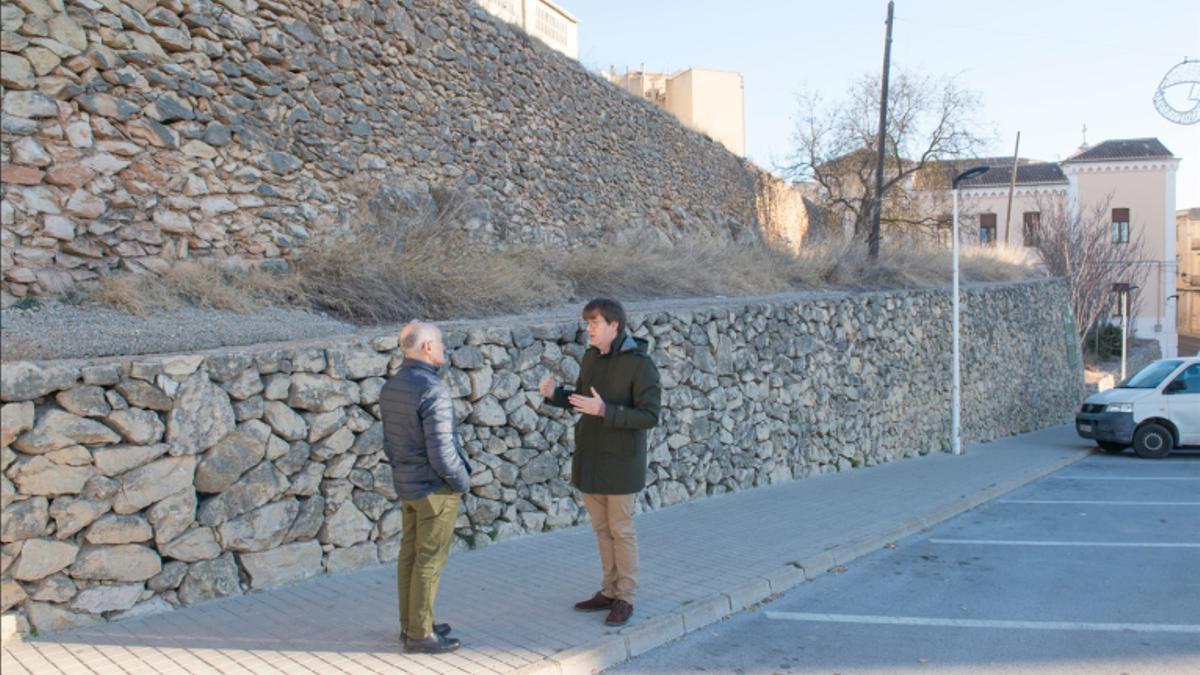 El concejal de Espacio Público y el alcalde, delante de los terrenos adquiridos