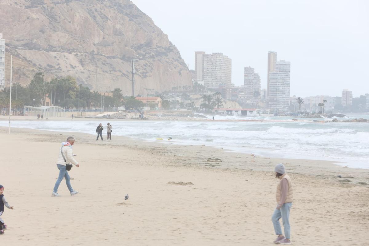 El temporal marítimo se ha dejado notar en la costa de Alicante ciudad
