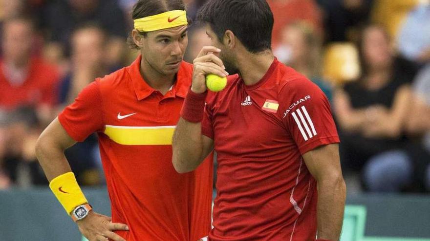 Nadal y Verdasco charlan durante el encuentro de ayer. // Frank Cilius